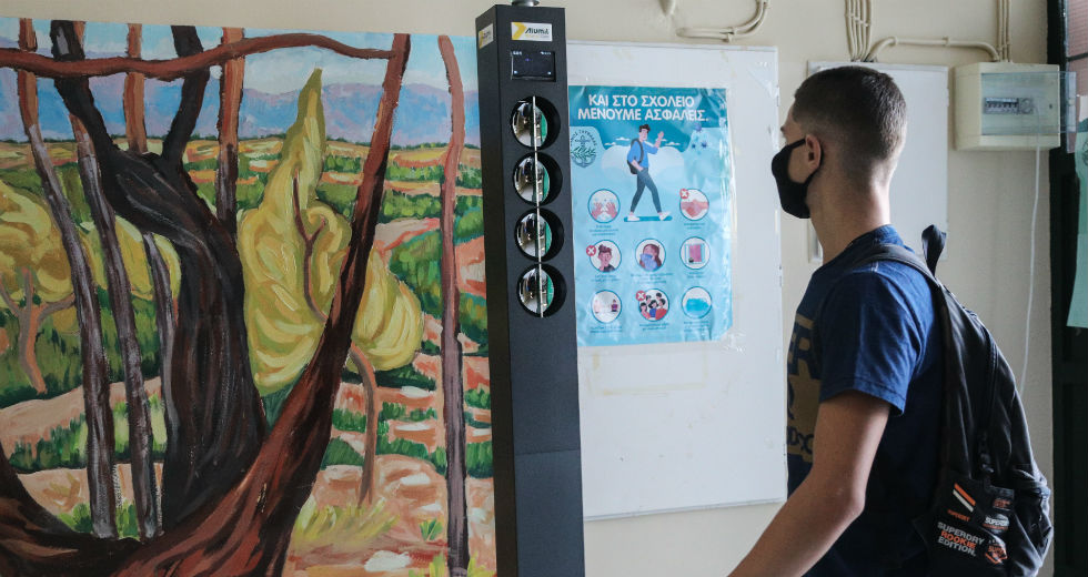 Πρώτη ημέρα στο σχολείο με μάσκες, αντισηπτικά και αγιασμό στην τάξη
