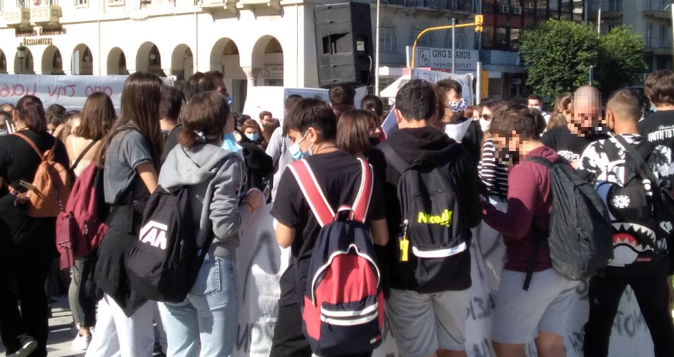 Ναι, κάτω από τις μάσκες έχουν και άποψη και φωνή