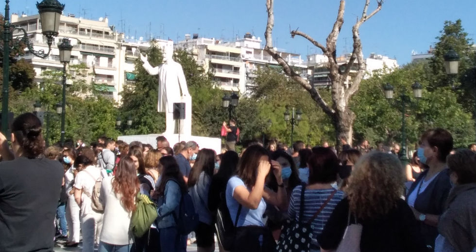 Ναι, κάτω από τις μάσκες έχουν και άποψη και φωνή