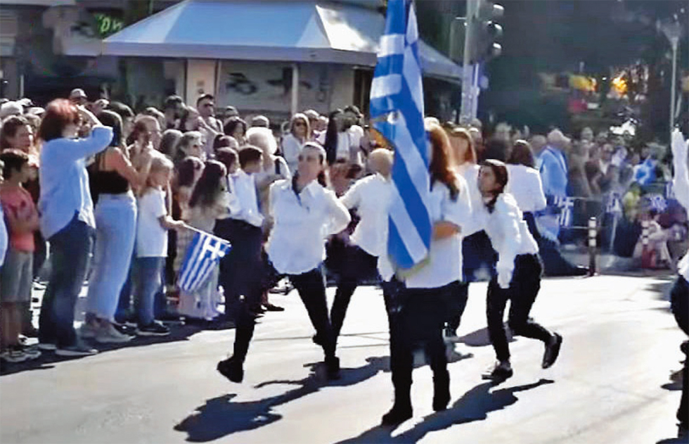 Πατριδοκάπηλοι καταδιώκουν δέκα κορίτσια
