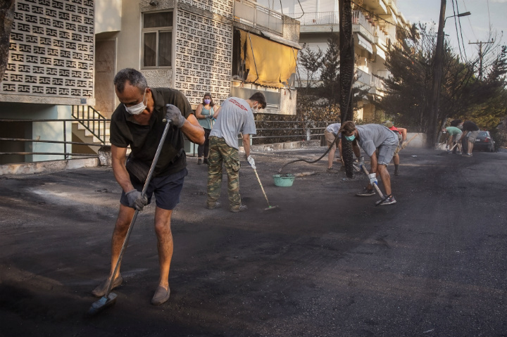 Έρευνες, ερωτήματα και αλληλεγγύη στους πυρόπληκτους