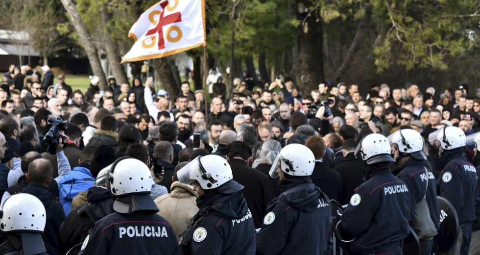 Επεισόδια και συλλήψεις 18 βουλευτών στο κοινοβούλιο του Μαυροβουνίου