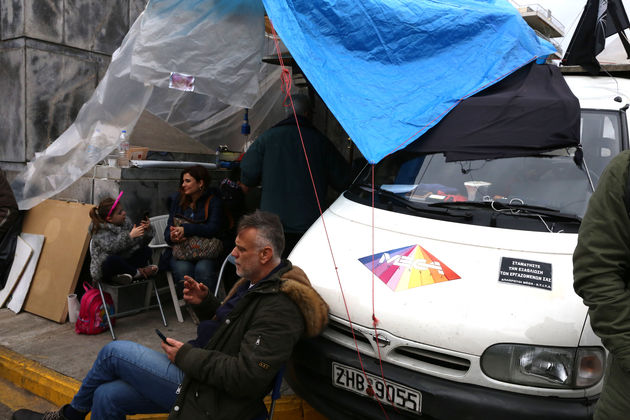 Κούλουμα στο πεζοδρόμιο, ώσπου να τα πάρουν όλα «ζβάρα»