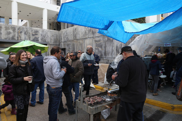 Κούλουμα στο πεζοδρόμιο, ώσπου να τα πάρουν όλα «ζβάρα»