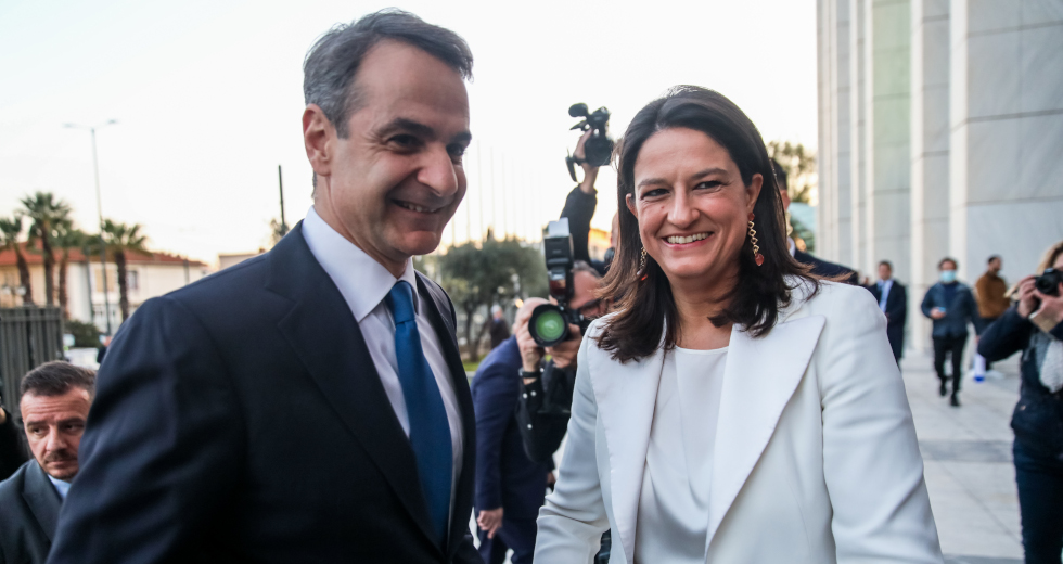 Η τετραετία Μητσοτάκη σε ένα απόγευμα: Έξω ξύλο, μέσα στημένη αποθέωση