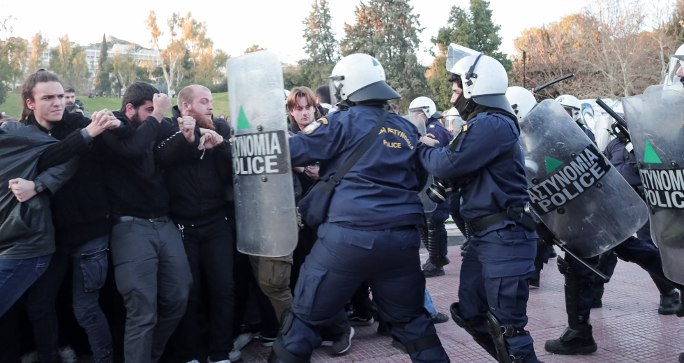 Η τετραετία Μητσοτάκη σε ένα απόγευμα: Έξω ξύλο, μέσα στημένη αποθέωση