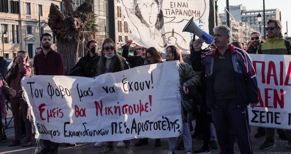 Η τετραετία Μητσοτάκη σε ένα απόγευμα: Έξω ξύλο, μέσα στημένη αποθέωση