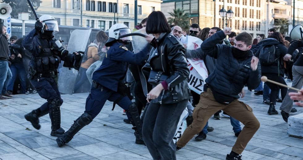 Η τετραετία Μητσοτάκη σε ένα απόγευμα: Έξω ξύλο, μέσα στημένη αποθέωση