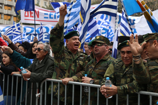 Ακροδεξιά συνθήματα και σημαίες για όλα τα βαλάντια