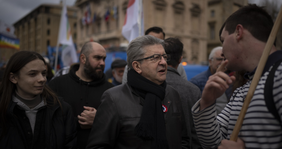 Μια «γροθιά» όλη η Γαλλία στο συνταξιοδοτικό «μαχαίρι» του Μακρόν