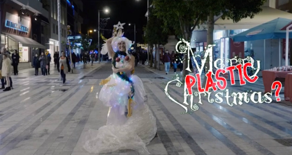 «Merry Plastic Christmas»: Ένα σουρεαλιστικό βίντεο για το περιβάλλον