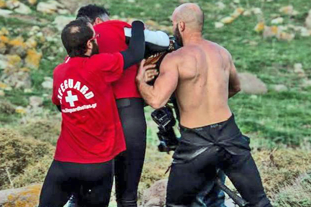 Οι «ναυαγοσώστες» δεν σώζουν μόνο, δέρνουν κιόλας