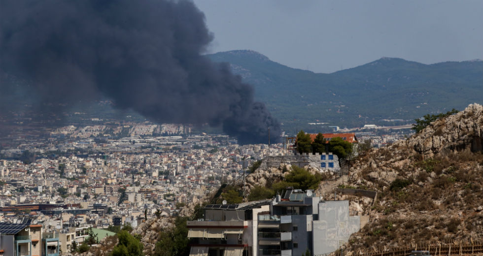 Μεταμόρφωση: Ολονύχτια μάχη με τις φλόγες, προβλήματα από τον τοξικό καπνό