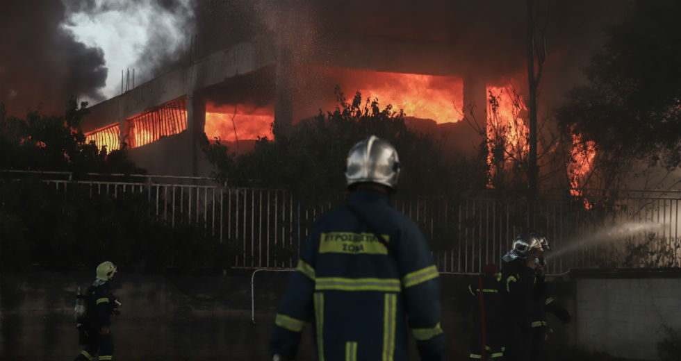 Πυκνός τοξικός καπνός από τη φωτιά στο εργοστάσιο ανακύκλωσης πλαστικών