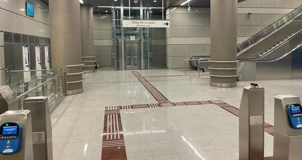 Στους νέους σταθμούς του μετρό Πειραιά ο Γιάννης Μώραλης