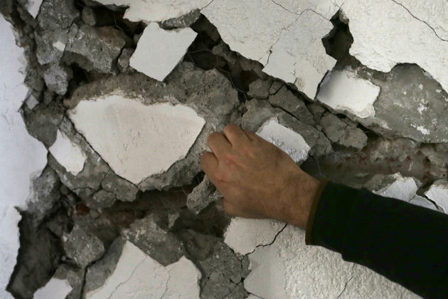 Ώρες αγωνίας στα συντρίμμια ενώ συνεχίζονται οι σεισμοί