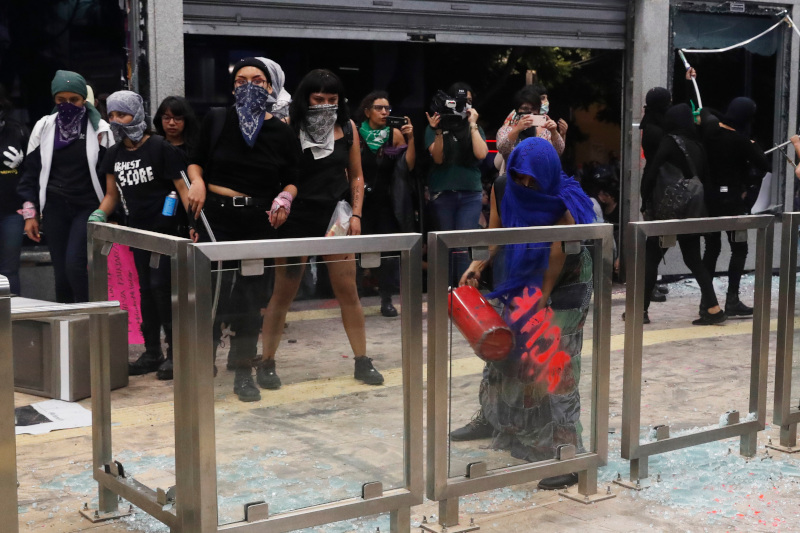 Οργή γυναικών στο Μεξικό μετά από καταγγελίες για βιασμούς εφήβων από αστυνομικούς