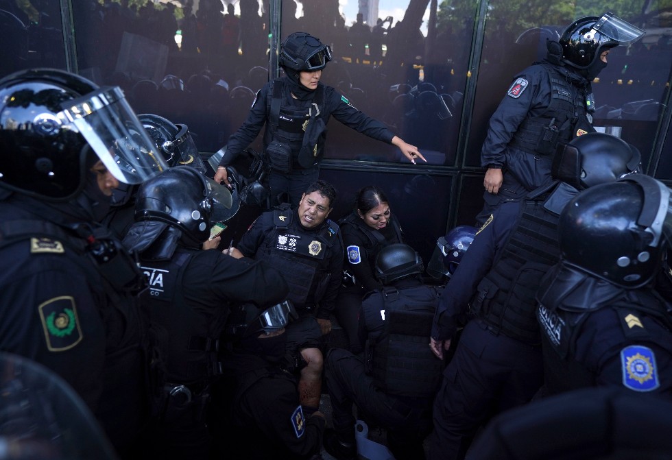 Τρίτη μέρα συγκρούσεων στο Μεξικό για την εξαφάνιση 43 φοιτητών