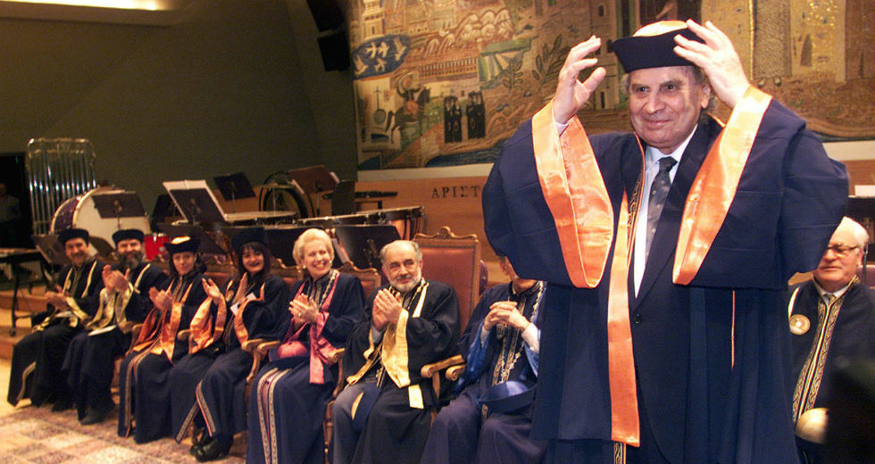 Φωτογραφικές «στιγμές» από τη ζωή του Μίκη Θεοδωράκη