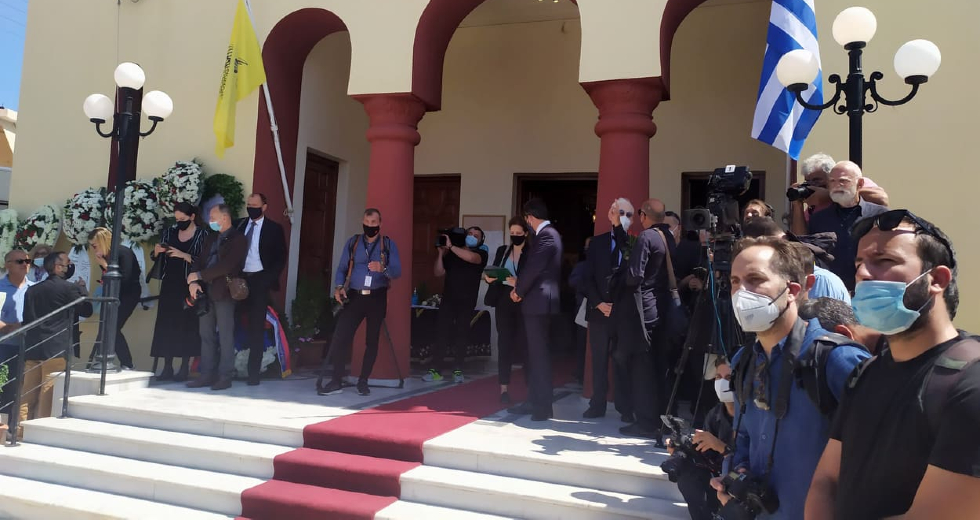 Στην αγκαλιά της Κρήτης ο Μίκης Θεοδωράκης