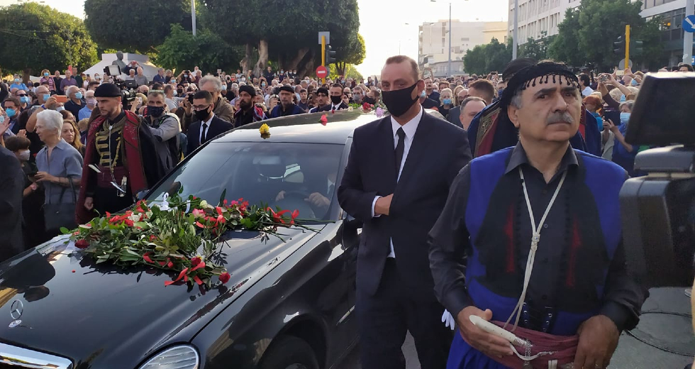 Στην αγκαλιά της Κρήτης ο Μίκης Θεοδωράκης