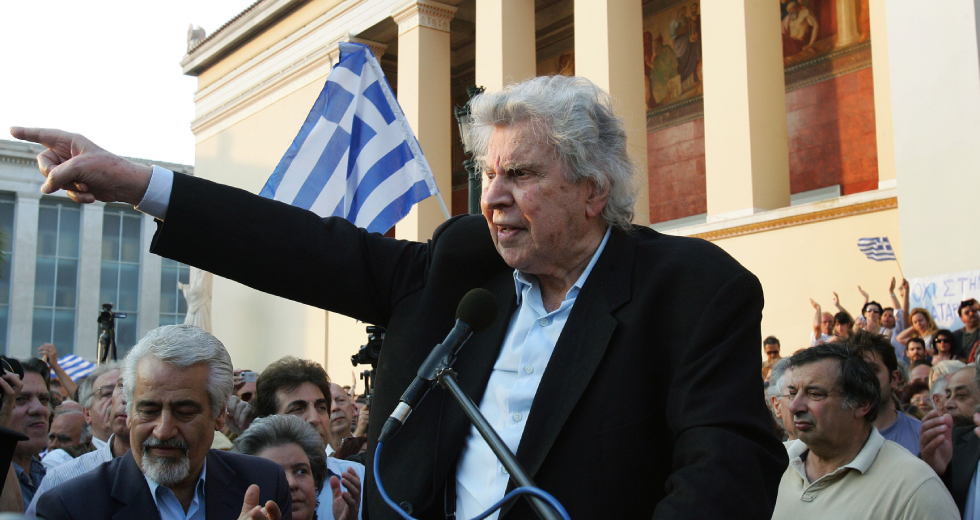 Φωτογραφικές «στιγμές» από τη ζωή του Μίκη Θεοδωράκη