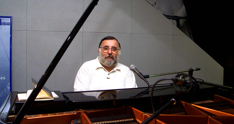 Θάνος Μικρούτσικος, 1947-2019