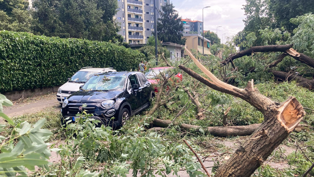 Φονικές πυρκαγιές στη νότια Ιταλία, καταιγίδες στα βόρεια