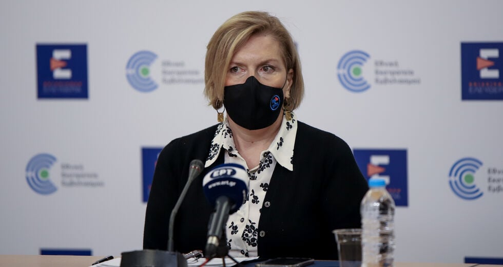 Αποσύρουν μέτρα την ώρα που μετράμε 100 νεκρούς τη μέρα