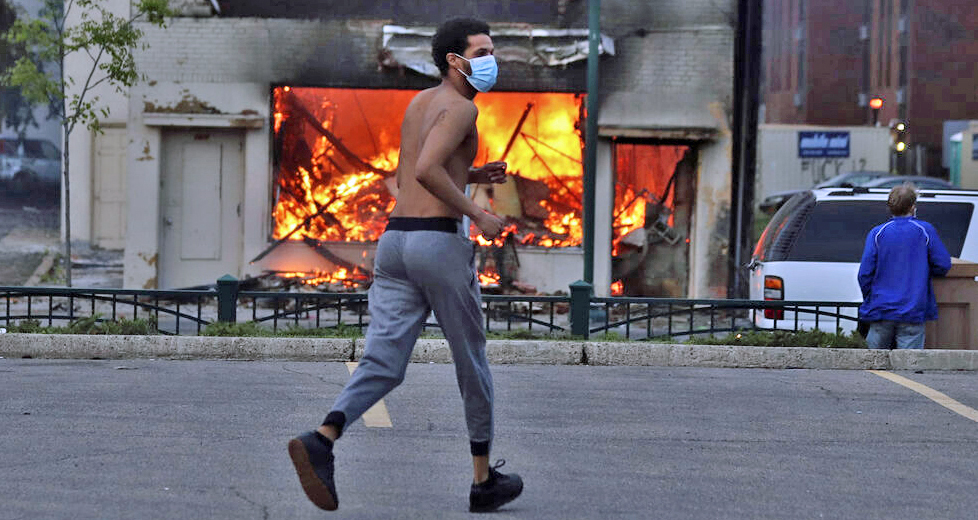 Ο Τραμπ πολεμά τον καθρέφτη του