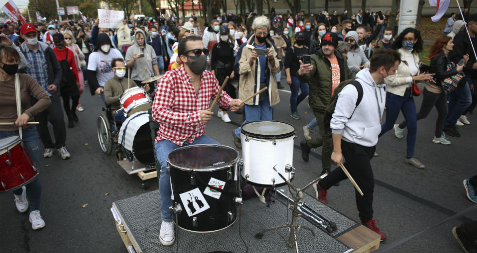 Κανόνια νερού κατά δεκάδων χιλιάδων διαδηλωτών στο Μινσκ