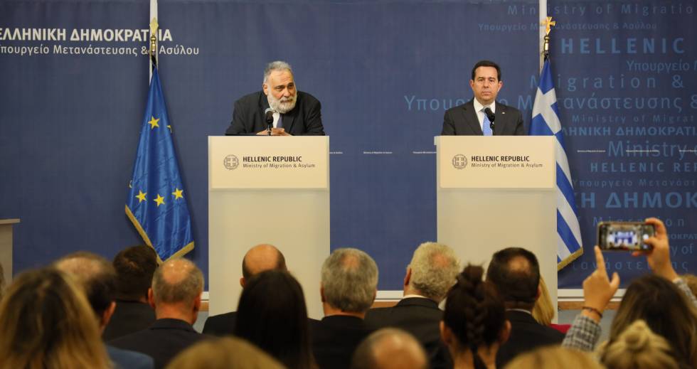 Εγκώμια και φιλοφρονήσεις στις τελετές παράδοσης – παραλαβής των υπουργείων