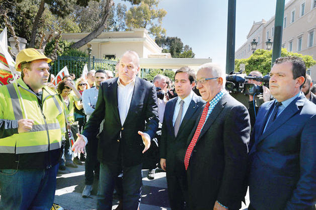 Σουρεαλισμός της εργατιάς με πορεία-υπερπαραγωγή