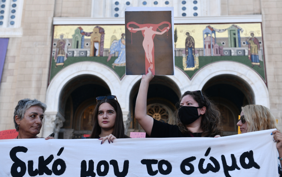 «Δικό μου το σώμα»: Δυναμική διαμαρτυρία γυναικών στη Μητρόπολη