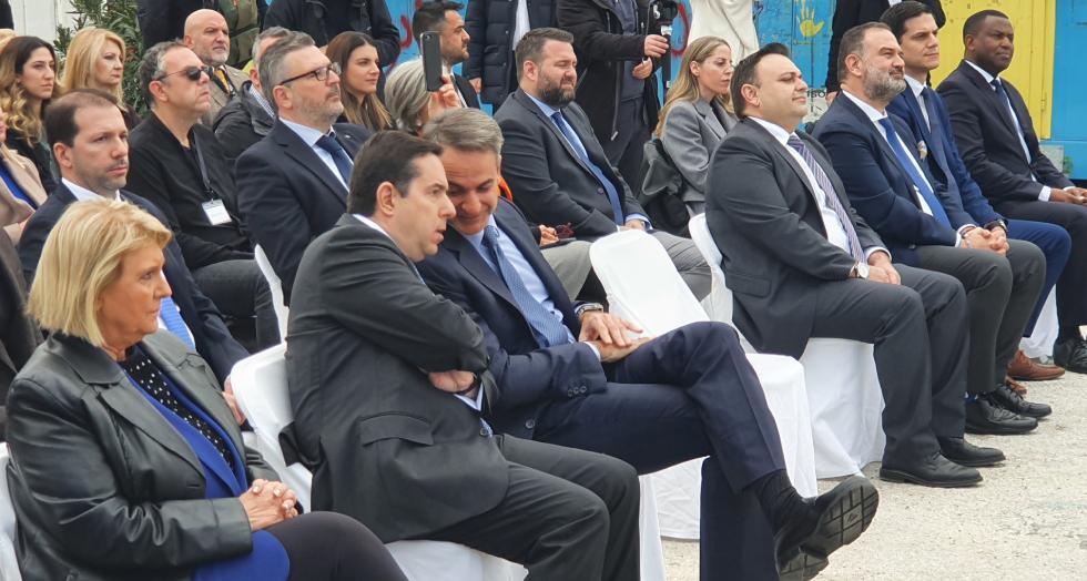 Μεγαλοστομίες και υποσχέσεις εν μέσω διαμαρτυριών στην τελετή παράδοσης της δομής του Ελαίωνα