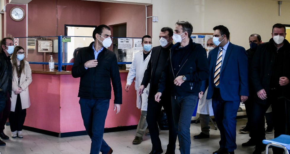 Υπόσχεται στήριξη στην κρίση, αλλά προτείνει στις επιχειρήσεις «αυτοπαραγωγή ενέργειας»