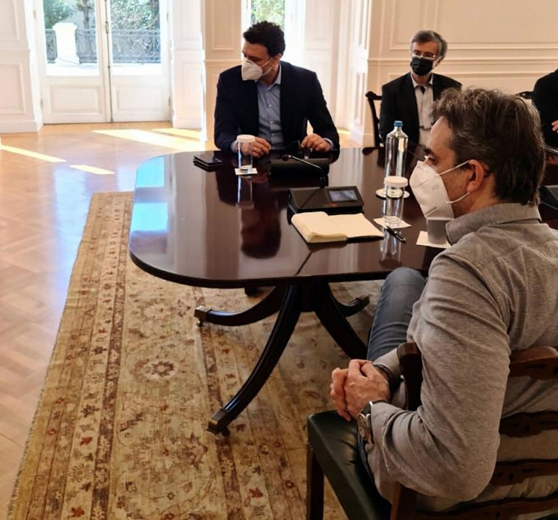 Στη δίνη του ιού χωρίς πολεμοφόδια