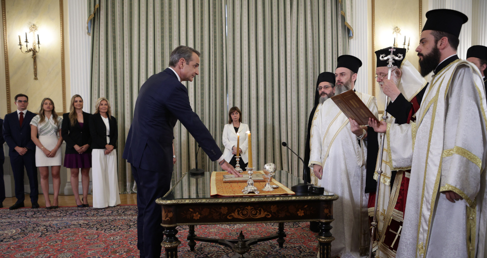 Ορκίστηκε και ανακοινώνει κυβέρνηση