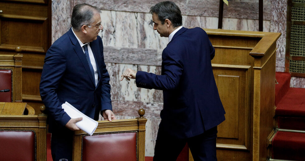 Ψάχνουν έξω τις ψήφους που χάνουν μέσα