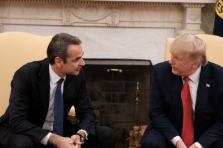 Κοίτα τελικά που ο Κυριάκος Μητσοτάκης χαριεντίζεται με καταδικασμένους