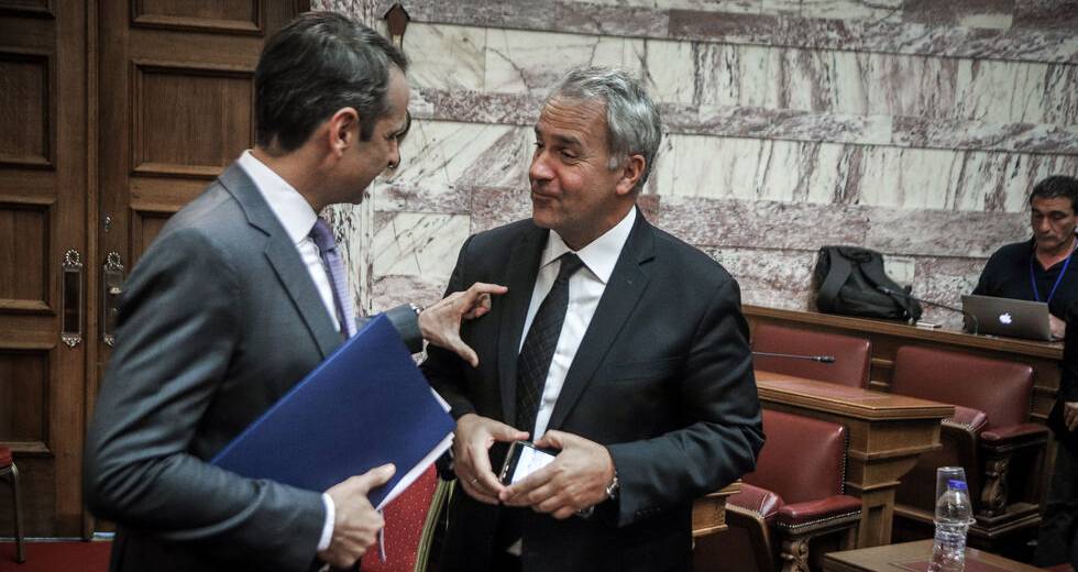 Ψάχνουν έξω τις ψήφους που χάνουν μέσα
