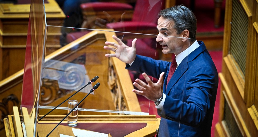 Με φιλεργατικό «κουστούμι» και το βλέμμα στις κάλπες