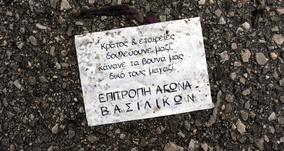 «Θερμή» υποδοχή του πρωθυπουργού από τους πυρόπληκτους στη βόρεια Εύβοια
