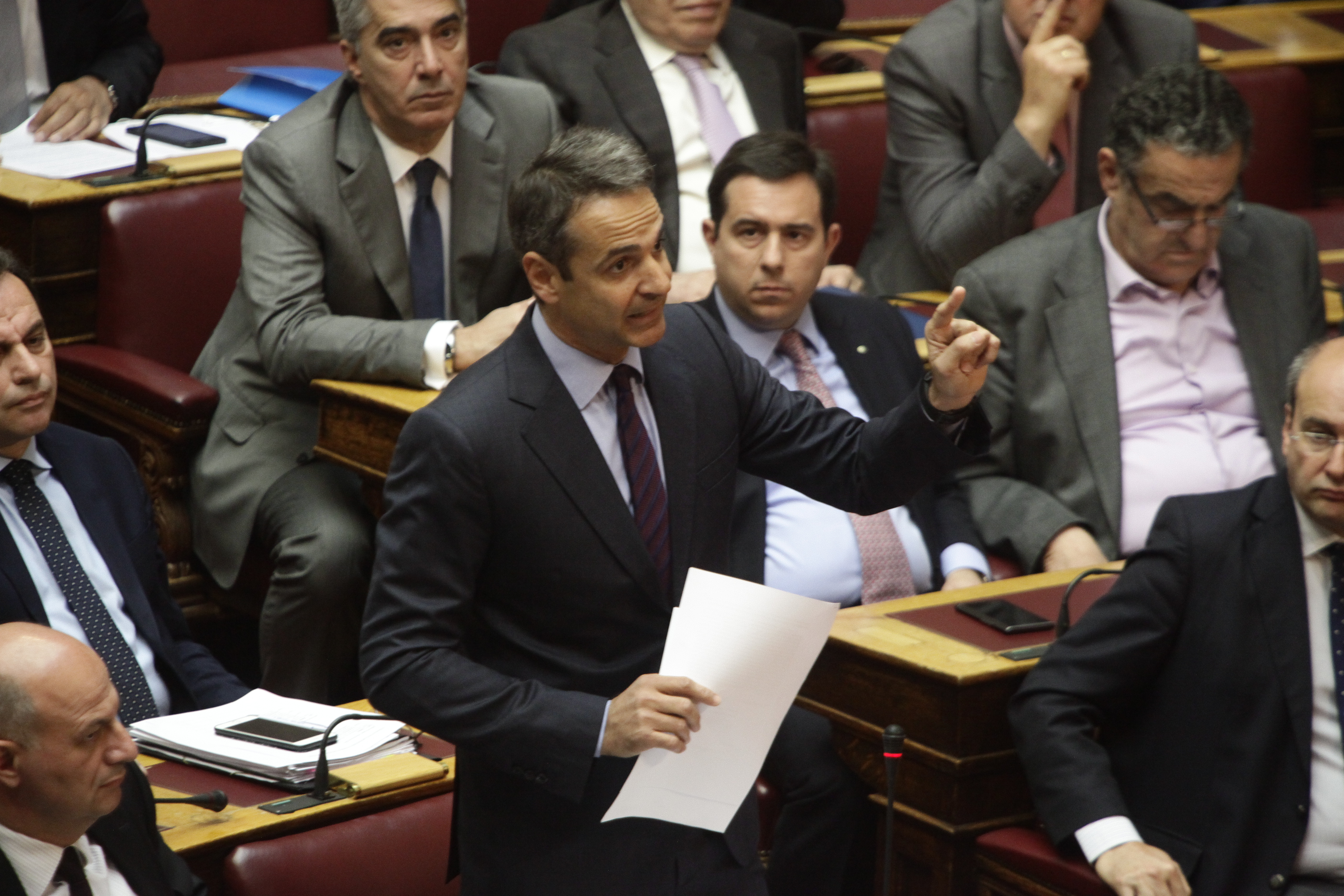 Μετωπική Τσίπρα – Μητσοτάκη για τροπολογία στη Βουλή