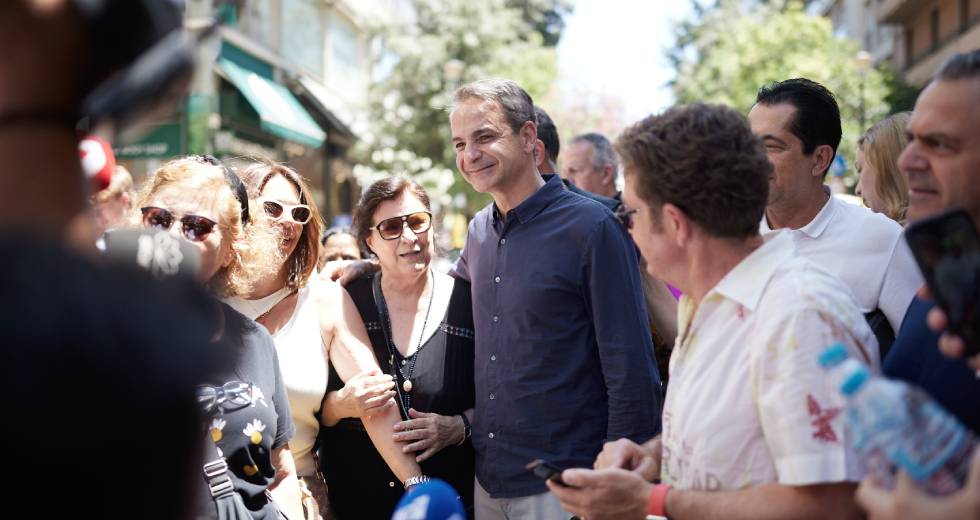 «Χαλαρός» καφές Μητσοτάκη στο κέντρο της Αθήνας πριν την κάλπη