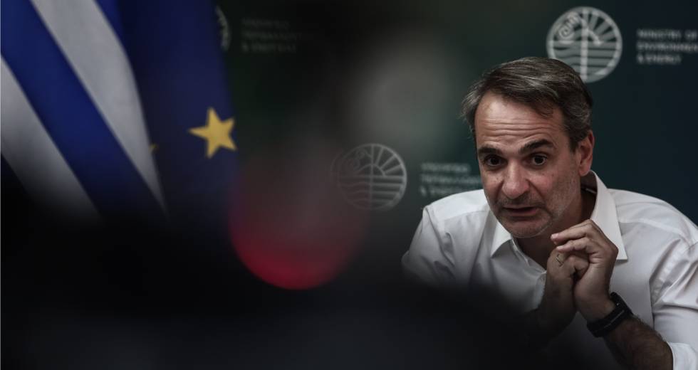 Στο έλεος των πυρκαγιών και του καύσωνα η χώρα