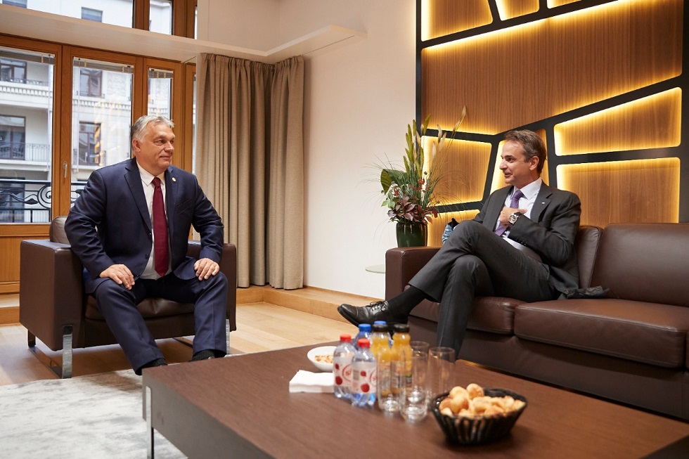 Ενας μασκοφόρος στο μέγαρο Μαξίμου