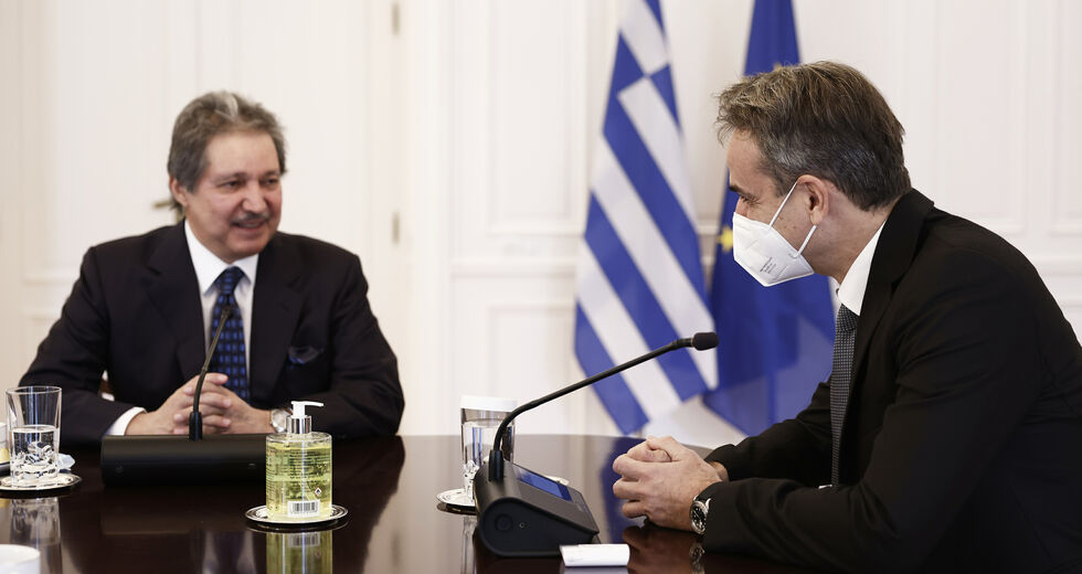 Ενας μασκοφόρος στο μέγαρο Μαξίμου