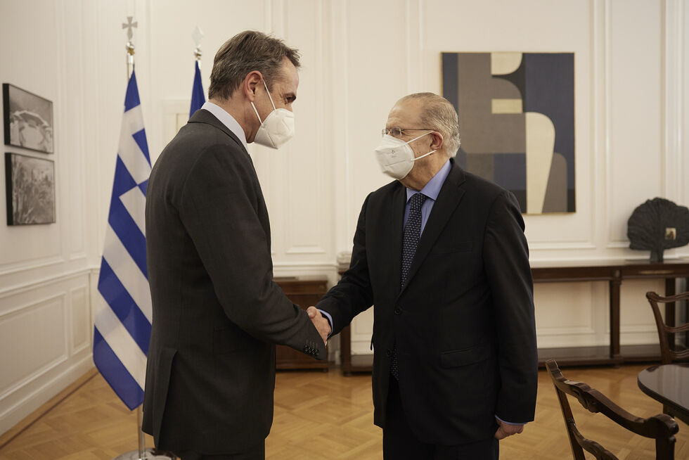 Ενας μασκοφόρος στο μέγαρο Μαξίμου