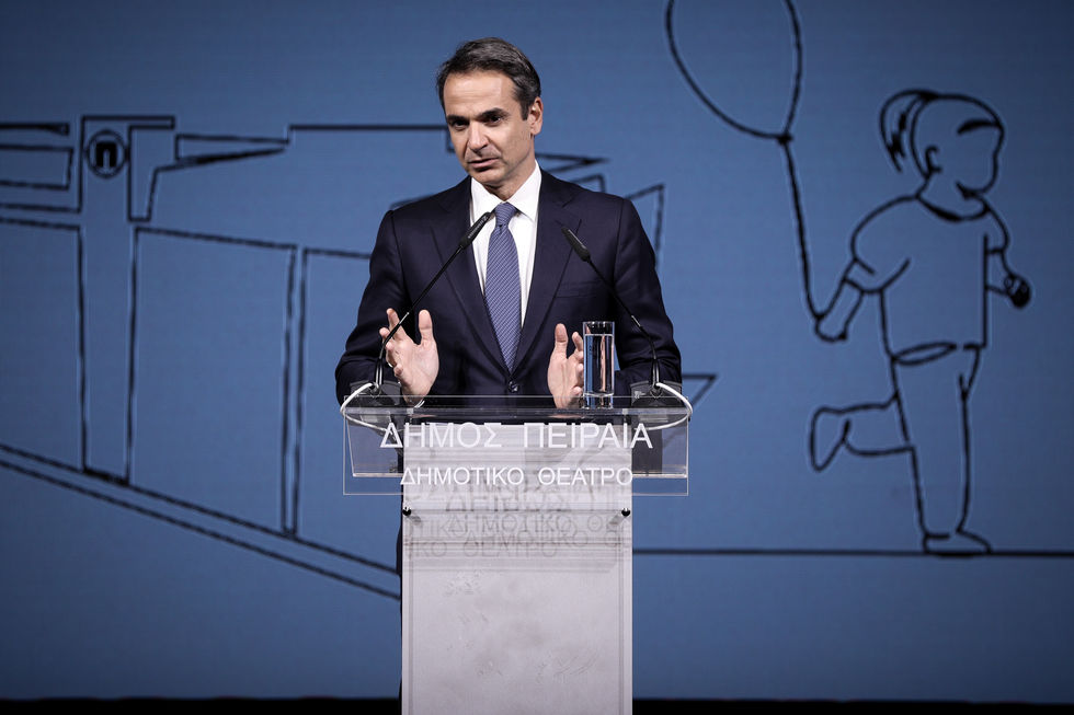 Κυβερνητική φιέστα με ξένα κόλλυβα